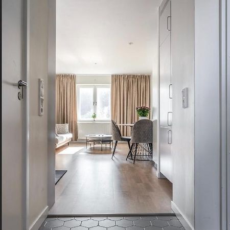 Central Apartment 5Min Drive To The Airport. Stockholm Bagian luar foto