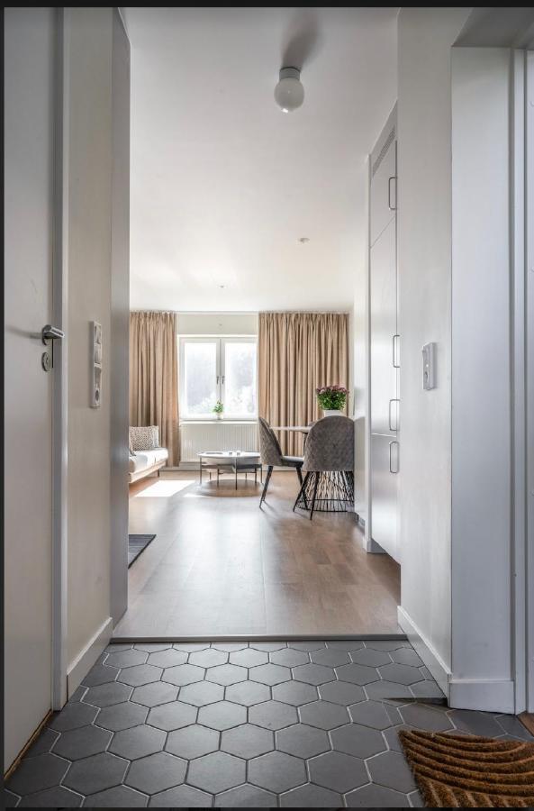 Central Apartment 5Min Drive To The Airport. Stockholm Bagian luar foto