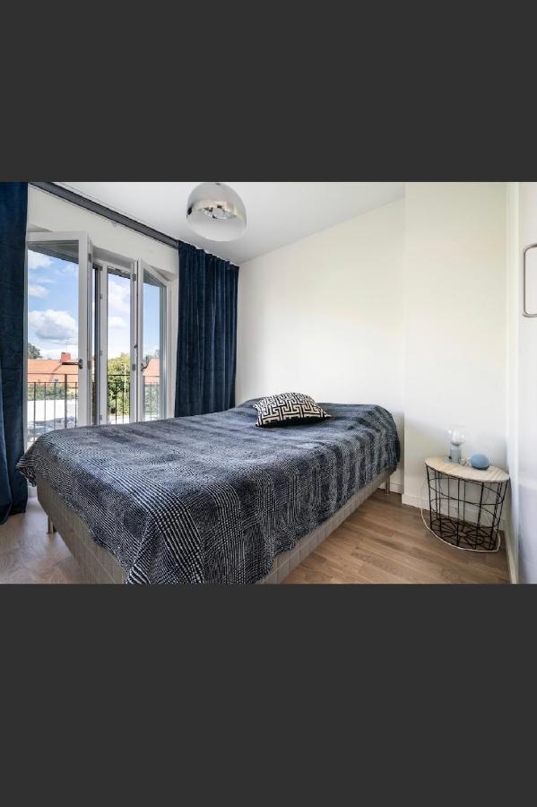 Central Apartment 5Min Drive To The Airport. Stockholm Bagian luar foto